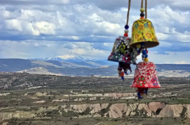 Kapadokya vadileri manzarası önünde dekoratif çan süsleri detay görünümü